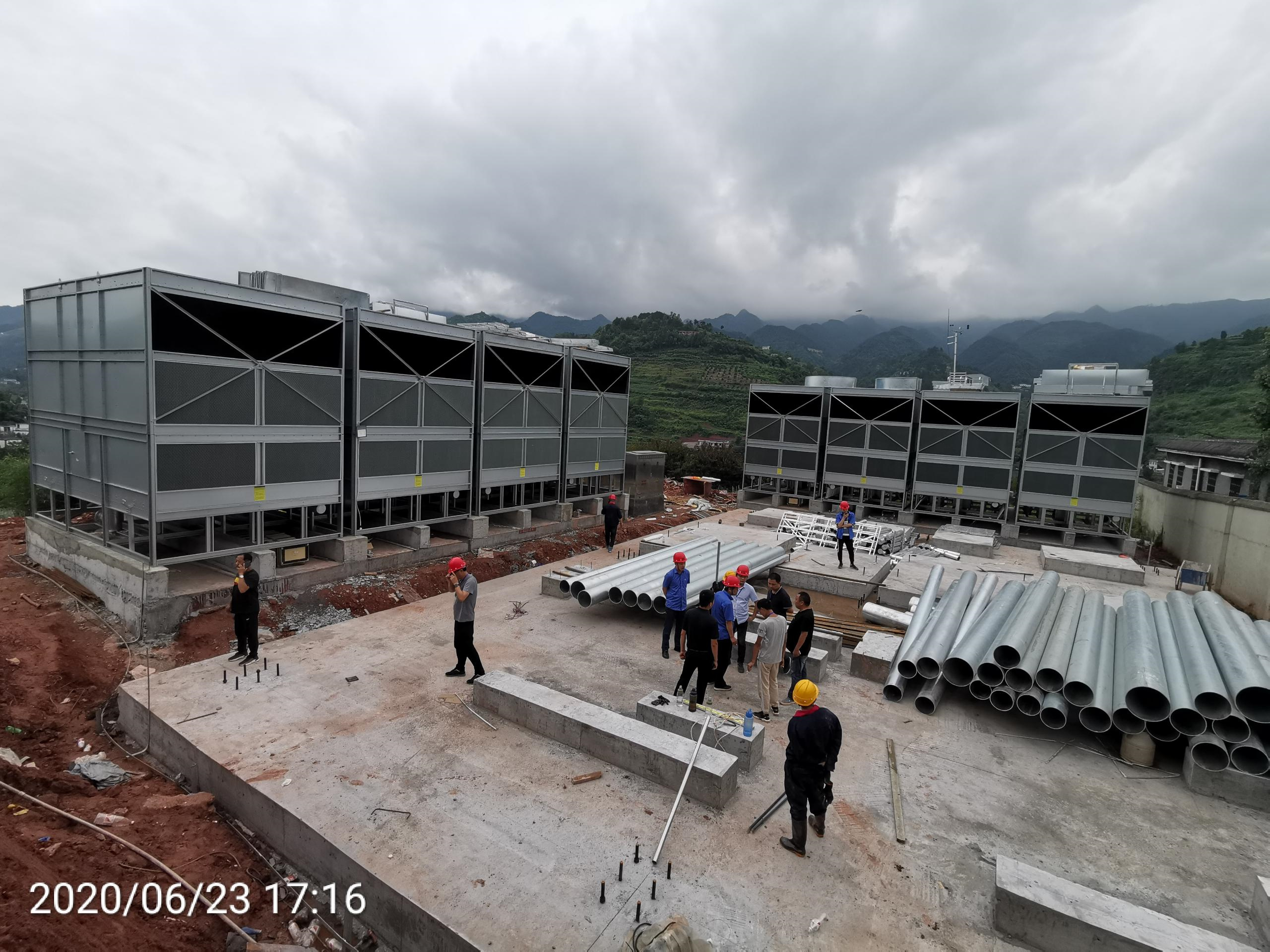 玻璃鋼冷卻塔是一種解決工藝廢熱的機(jī)械設(shè)備,玻璃鋼冷卻塔原理